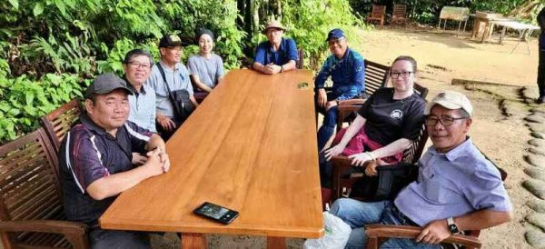 佐尼斯顿邦奎（右四）率领沙巴旅游局代表团前往拿笃丹浓谷婆罗洲雨林旅舍进行为期3天的产品考察和生态旅游体验。