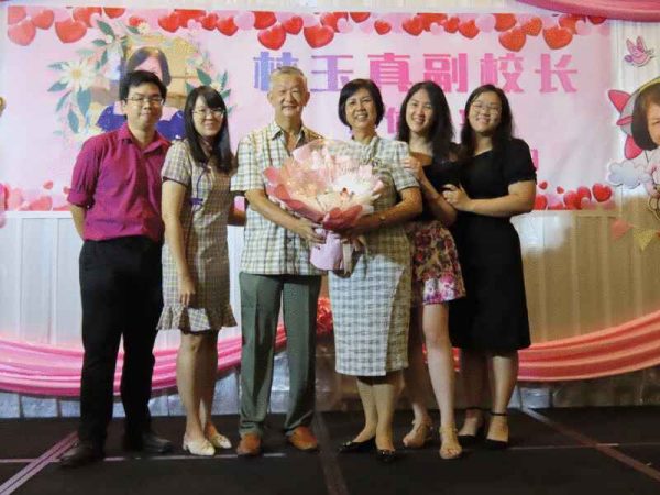 林玉真（右三）获得夫婿、女儿及女婿献上花束祝贺她光荣退休。