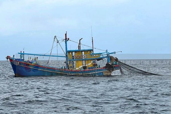 涉嫌聘用非法外籍工人，导致渔船和渔获一并被扣。（图：槟海事执法机构提供）