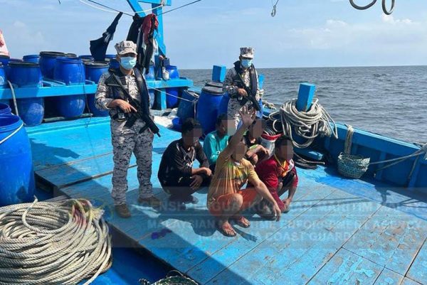 船上的缅甸籍船长和船员，一律被当局扣查。（图：槟海事执法机构提供）