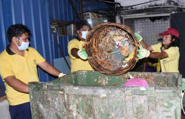 市厅将从下周一（20日）起，接管武吉牛汝莪和峇央峇鲁区的收集垃圾工作。（图：槟岛市政厅脸书专页）