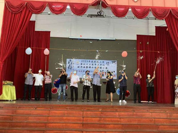 江俐缥（左八）与政民小学众董事一起进行刺气球开幕仪式。