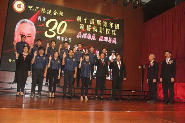在监誓人拿督刘顺泰（右二）见証下，吧巴福建会馆第14届青年团执委会全体执委宣誓就职。