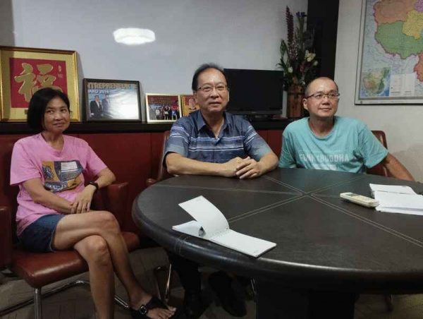 廖吉祥与另外两名买家陈国达（右）及黄燕婷（左）出席新闻发布会。
