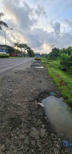 8哩靠近甘榜马来尤路口的紧急车道出现多个积水坑洞，形成危险陷阱。（取自脸书）