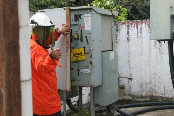沙电职员先关闭配电站的总阀才进行割电行动。