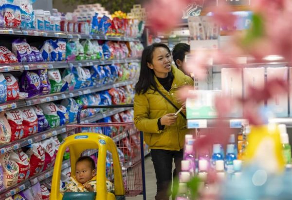 贵州省从江县民众在超市购物。（图：中新社）