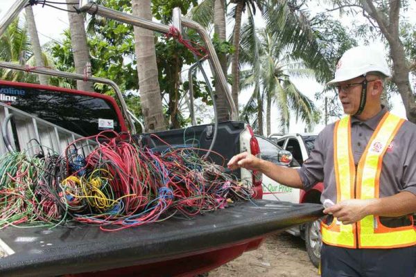 阿迪阿末展示沙电在甘榜努峇展开的联合割电行动中所起获用以偷电及非法接驳的电线。