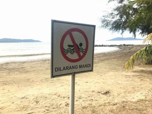 亚庇市政厅在2年前已因里卡士湾一带海水污染及肮脏，在海滩一带竖立起“禁止海浴”的警告牌。