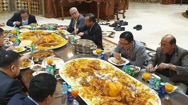 2019年访卡塔尔受招待   安华享大餐照是旧照