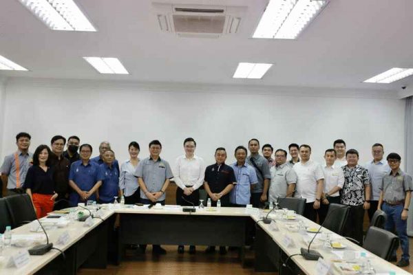 冯晋哲（左十）在会议后与POIC代表及部门官员合影。