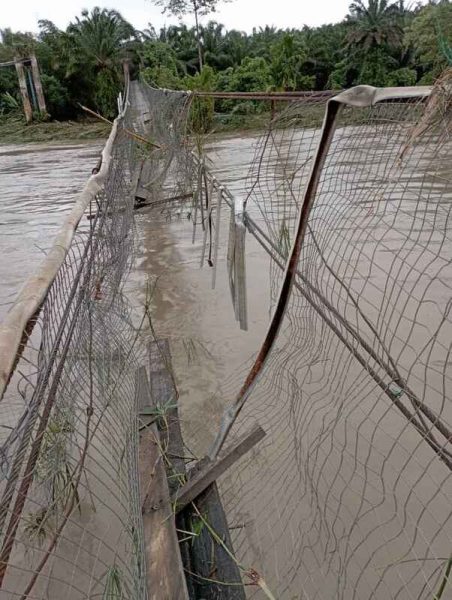上月杪持续暴雨河水大发，吊桥被冲断。 