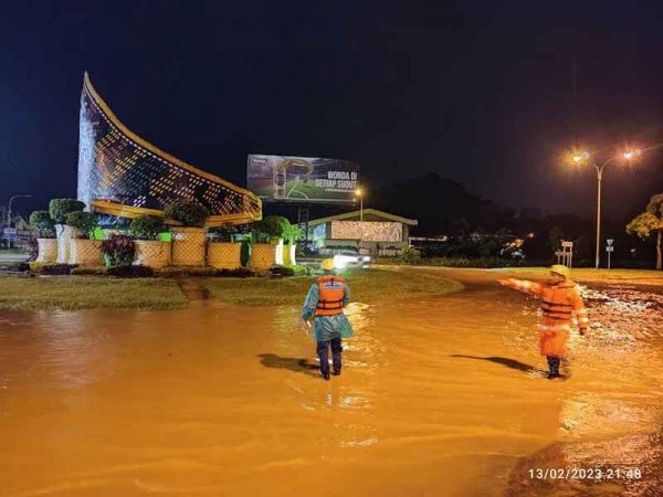 东贡岸交通岛一带再次淹水。（沙巴天灾管理委员会提供）