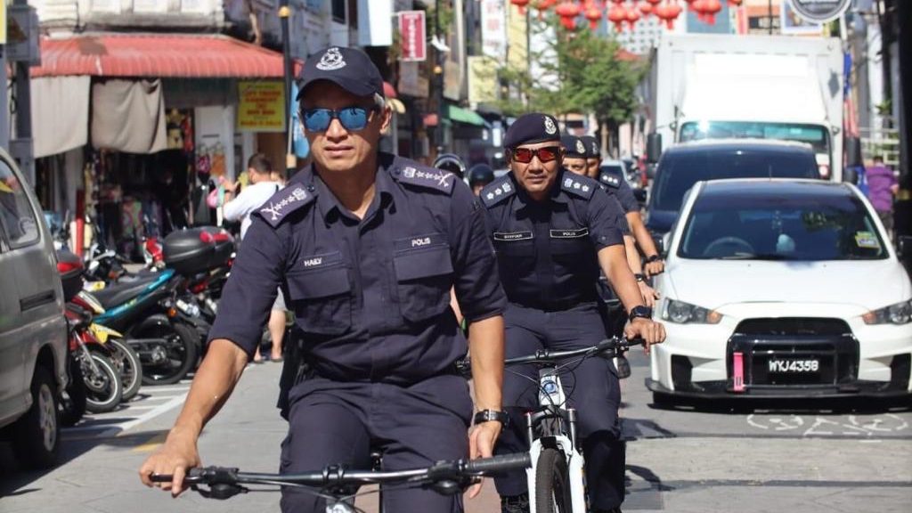 槟总警长领警队骑脚车   巡视大宝森节庆典盛况