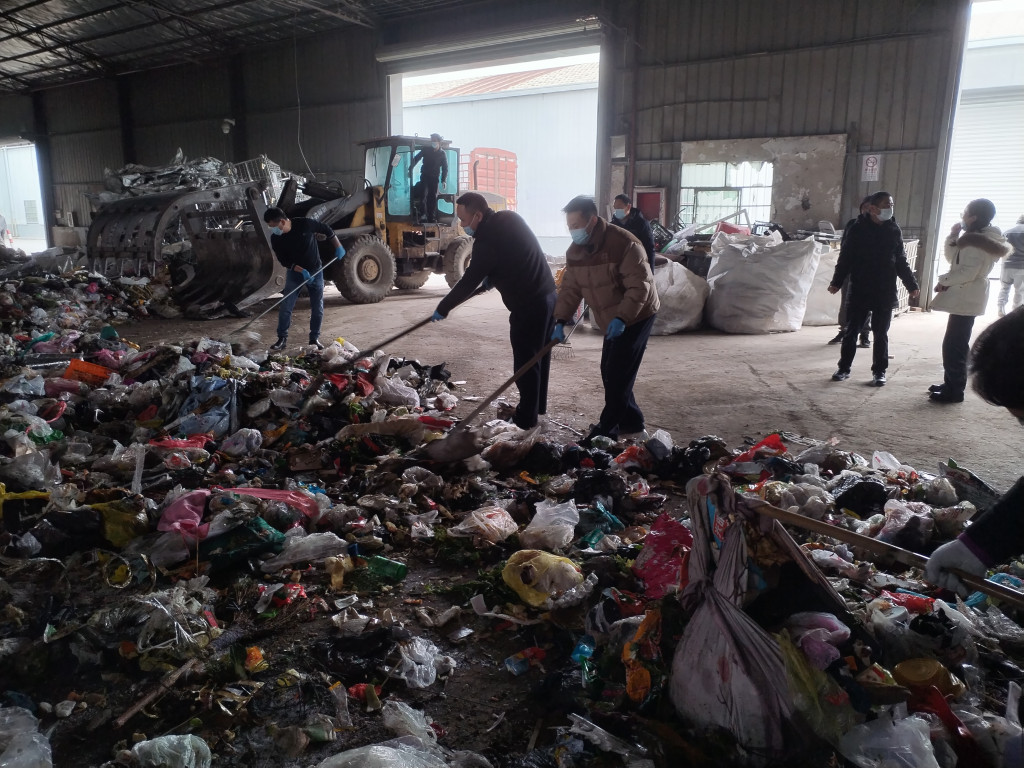 上海老妇不信银行随身携带近13万积蓄丢失 警翻15吨垃圾寻回