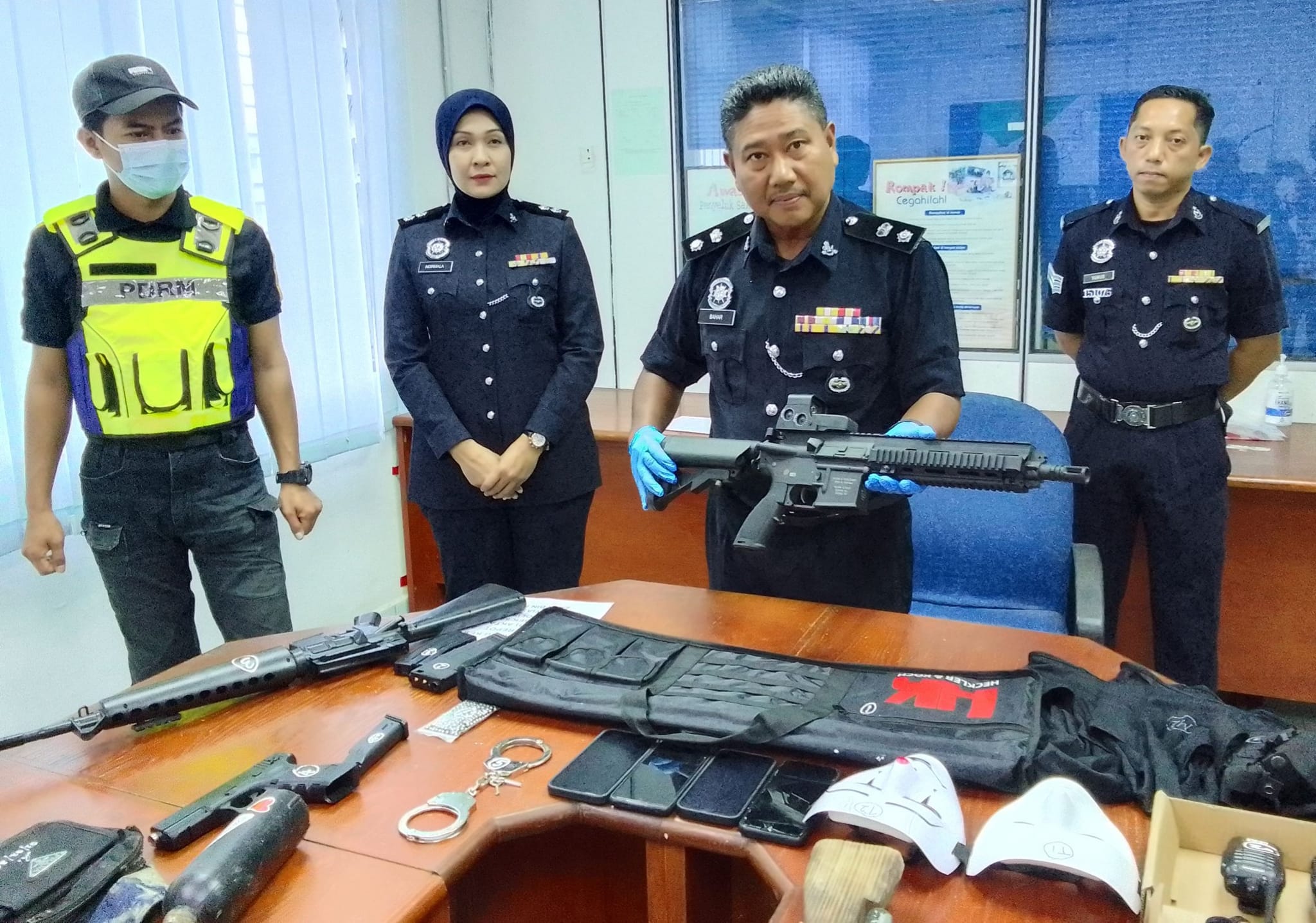 东：4名男子上网购买仿制枪械及相关配备，虽然他们声称只是为了拍照炫耀，不过依然被警方逮捕查办。