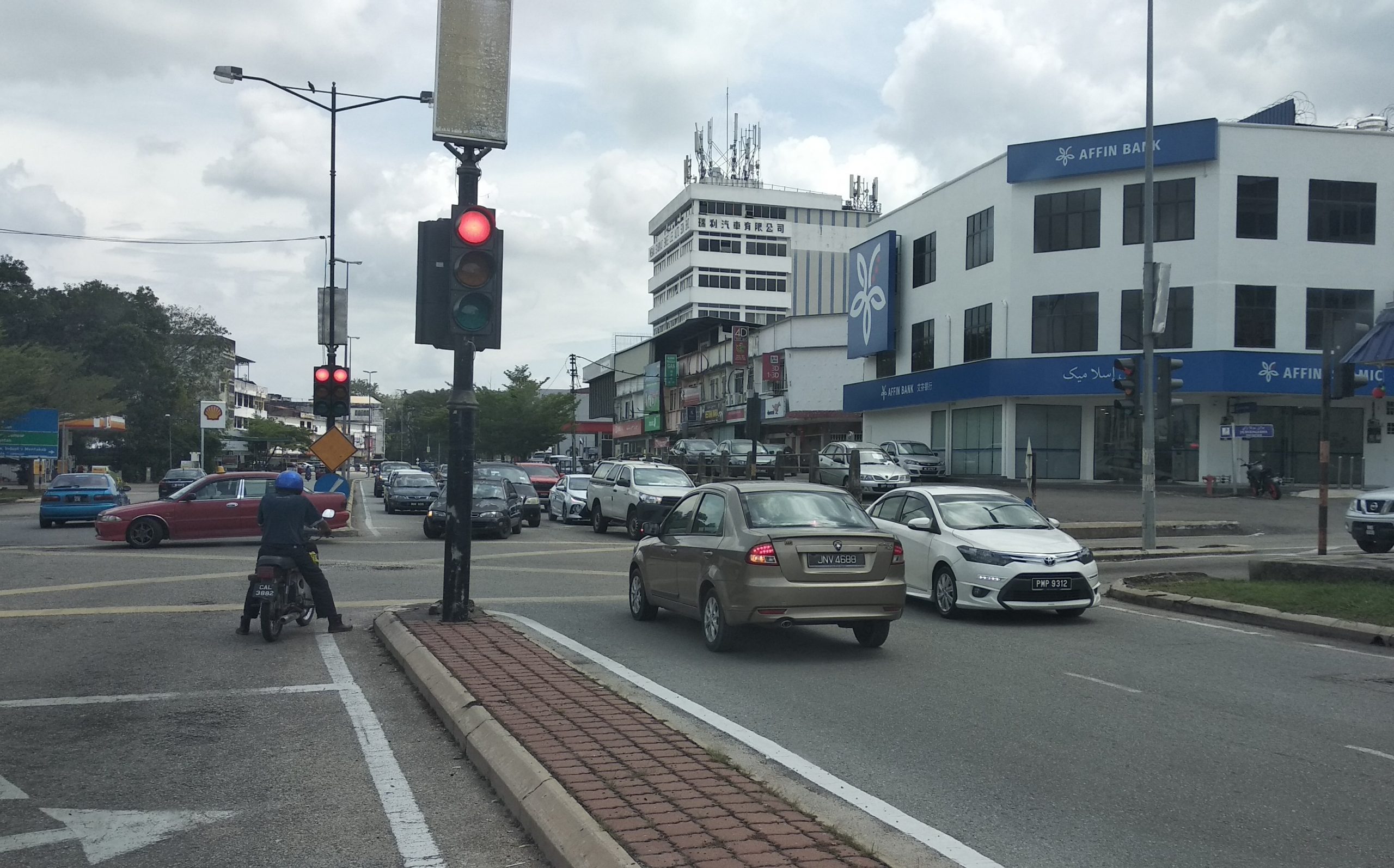 东：一辆轿车在文德甲市区逆向行驶，险酿发交通意外。