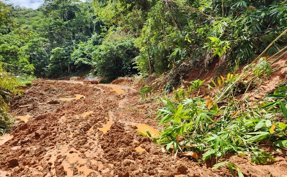东：丹州话望生县原住民区甘榜卡文（Kampung Gawin）上周五发生土崩，造成该区果比部落大约1000名原住民交通中断。