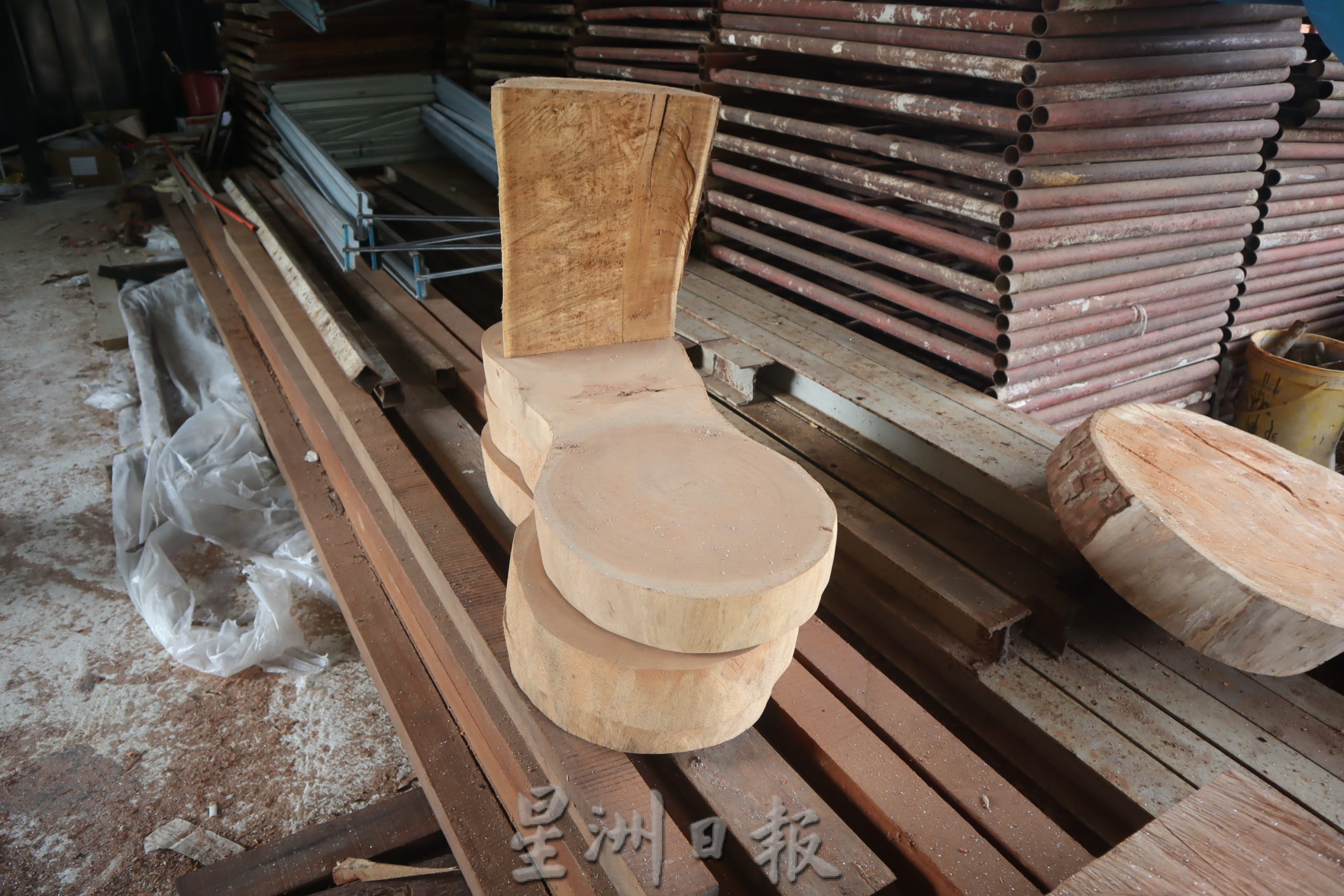 东：为树干赐予新生命，彭佛教会员工自行设计制作，一手一脚包办木制家具。