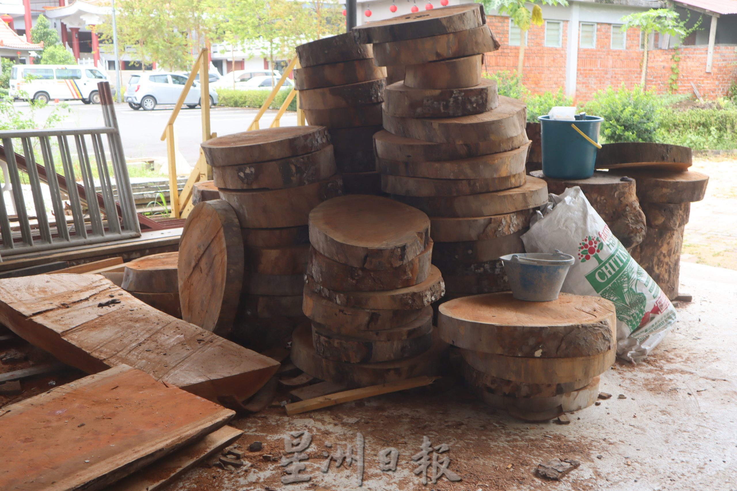 东：为树干赐予新生命，彭佛教会员工自行设计制作，一手一脚包办木制家具。