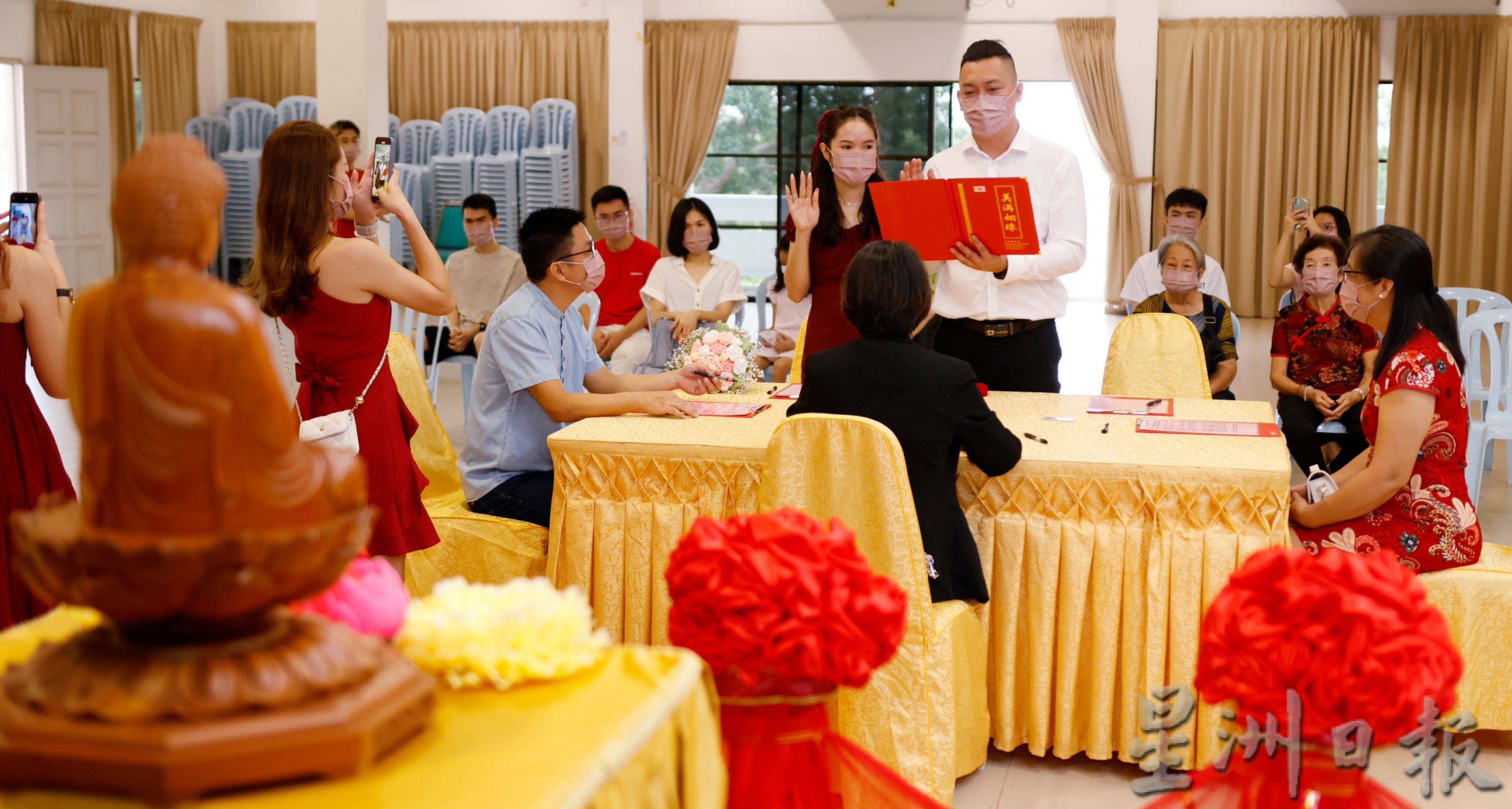 东：元宵节12对新人在彭亨佛教会进行集体婚姻注册仪式