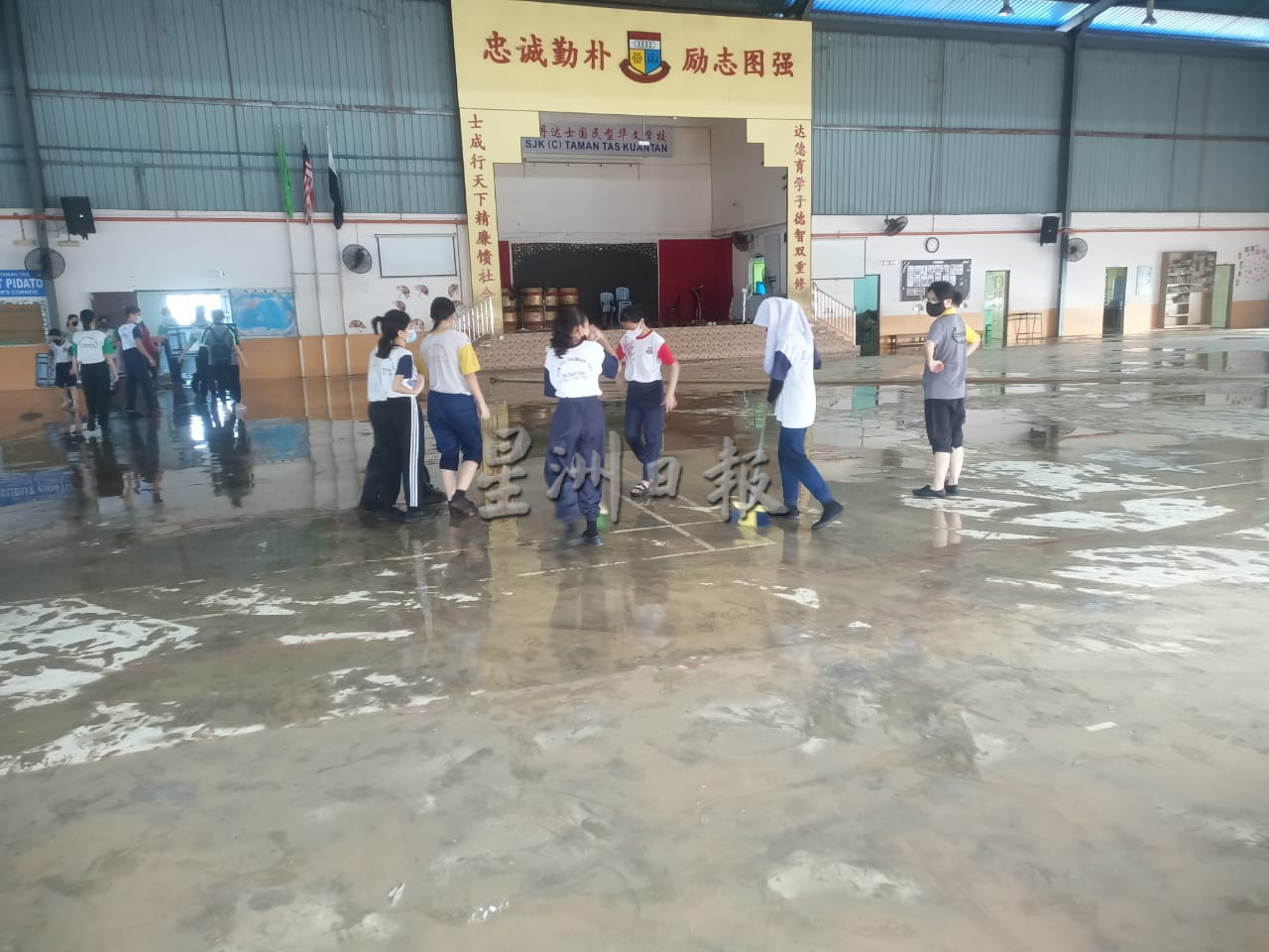 东：关丹达士华小因下雨淹水，导致水淹1呎，120名师生花费4小时为校园进行清理工作，以让小六生可以顺利在周六于淹水的礼堂进行毕业礼。