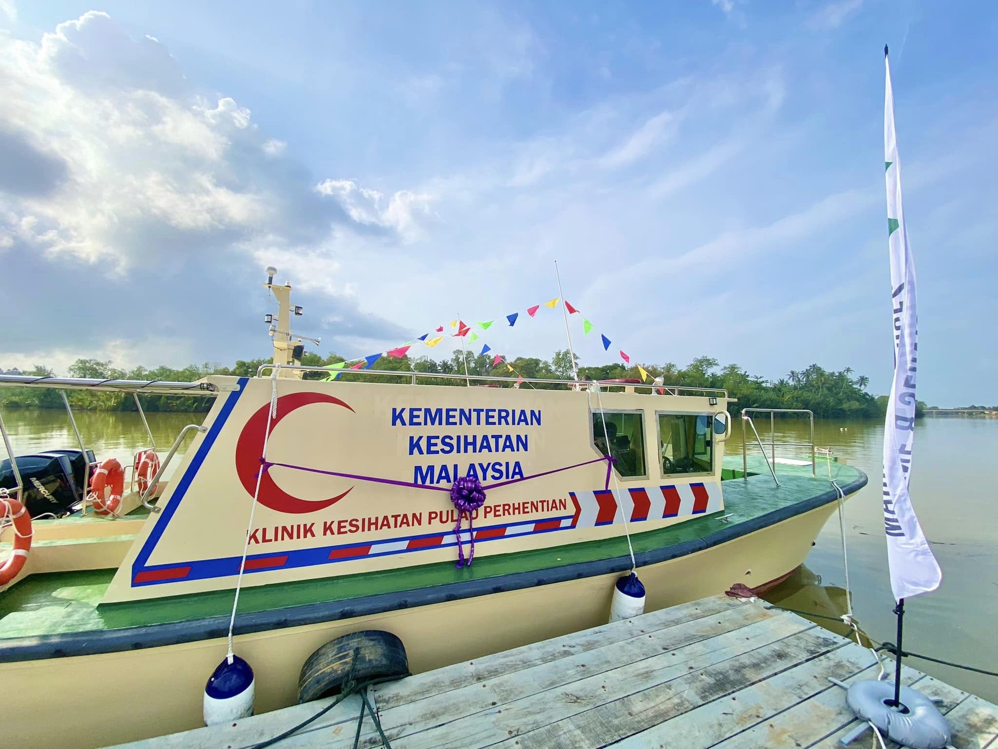 东：卫生部给予乐浪岛及停泊岛各一艘新的救护艇，提升岛上的医疗服务。