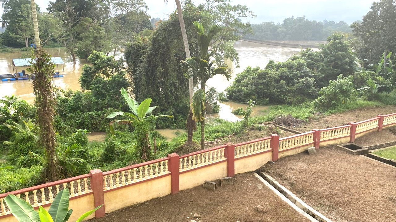 彭亨河水位高涨，淡马鲁河畔休闲公园（Taman Esplanade Temerloh）及小型码头已被河水覆盖。