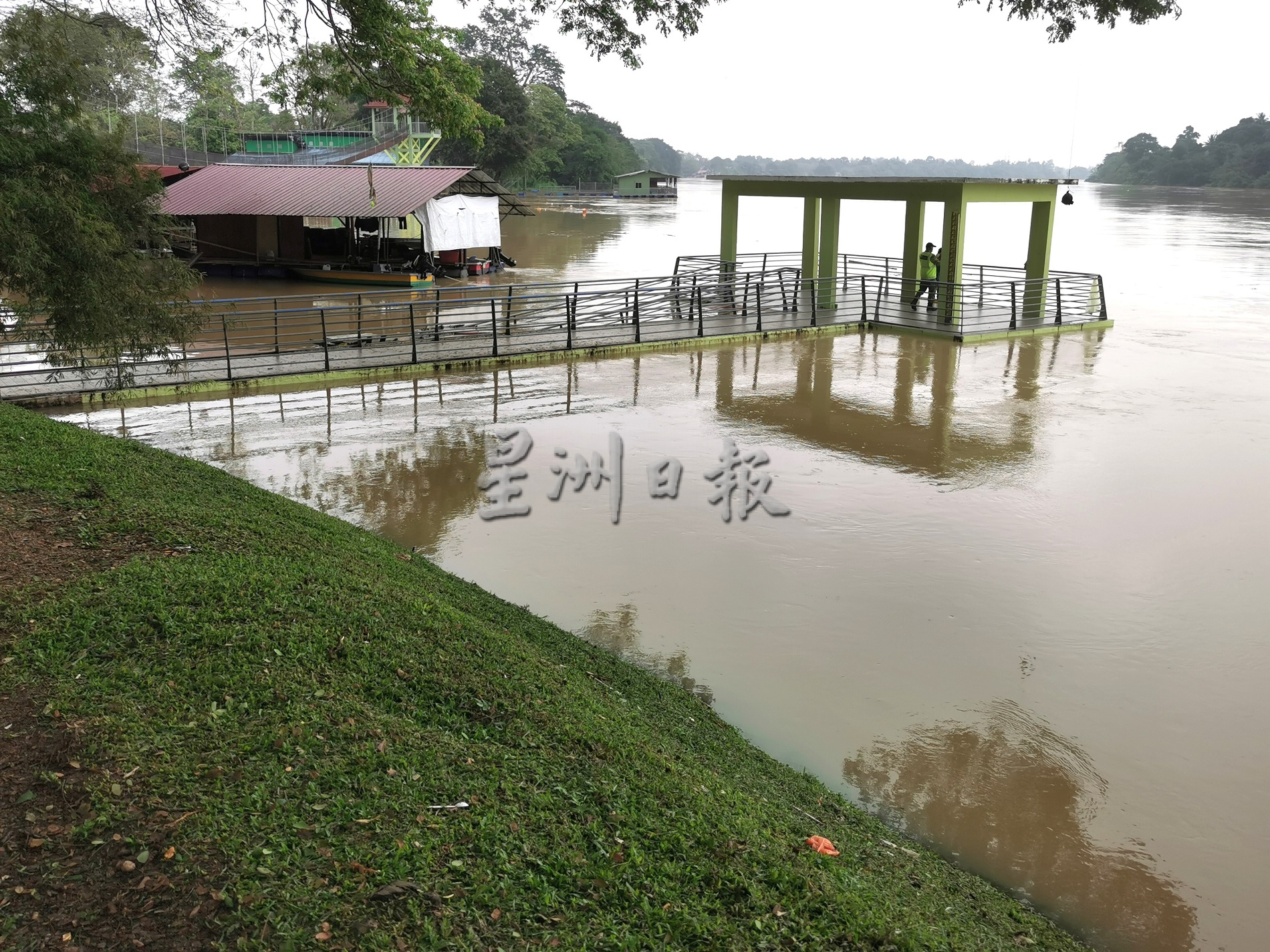 彭亨河水位高涨，淡马鲁河畔休闲公园（Taman Esplanade Temerloh）及小型码头已被河水覆盖。
