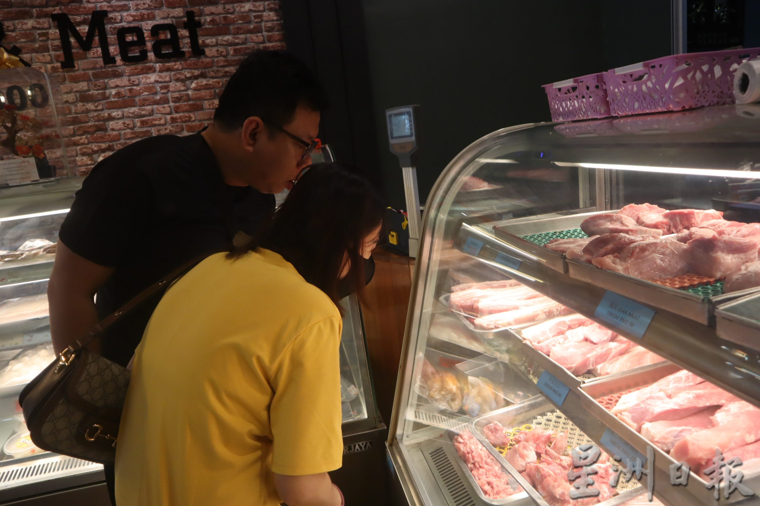 东：猪肉受猪瘟、高价及农历新年后影响，销量放慢，业者披露销量也下跌了30至40%，并希望政府能够提振经济，让民众不再面对高物价的影响。