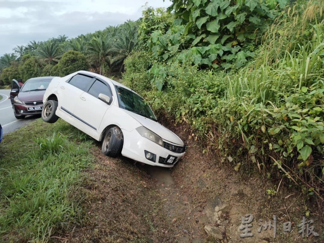 东：金马扬通往直凉联邦公路转弯处，国产轿车失控撞向路旁大坑，动弹不得。