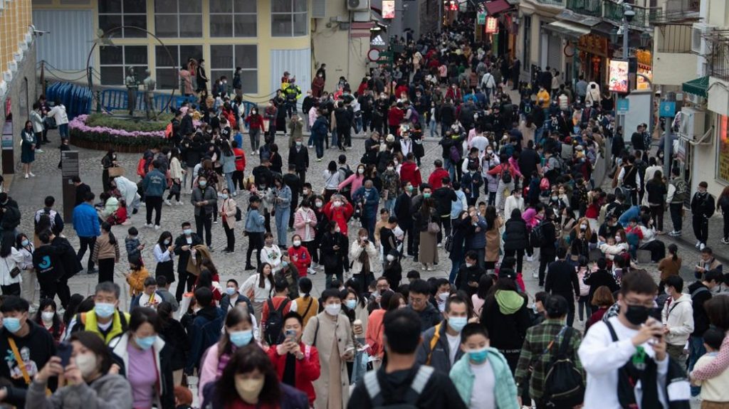 中国6日67.6万人出入境  创疫情后新高