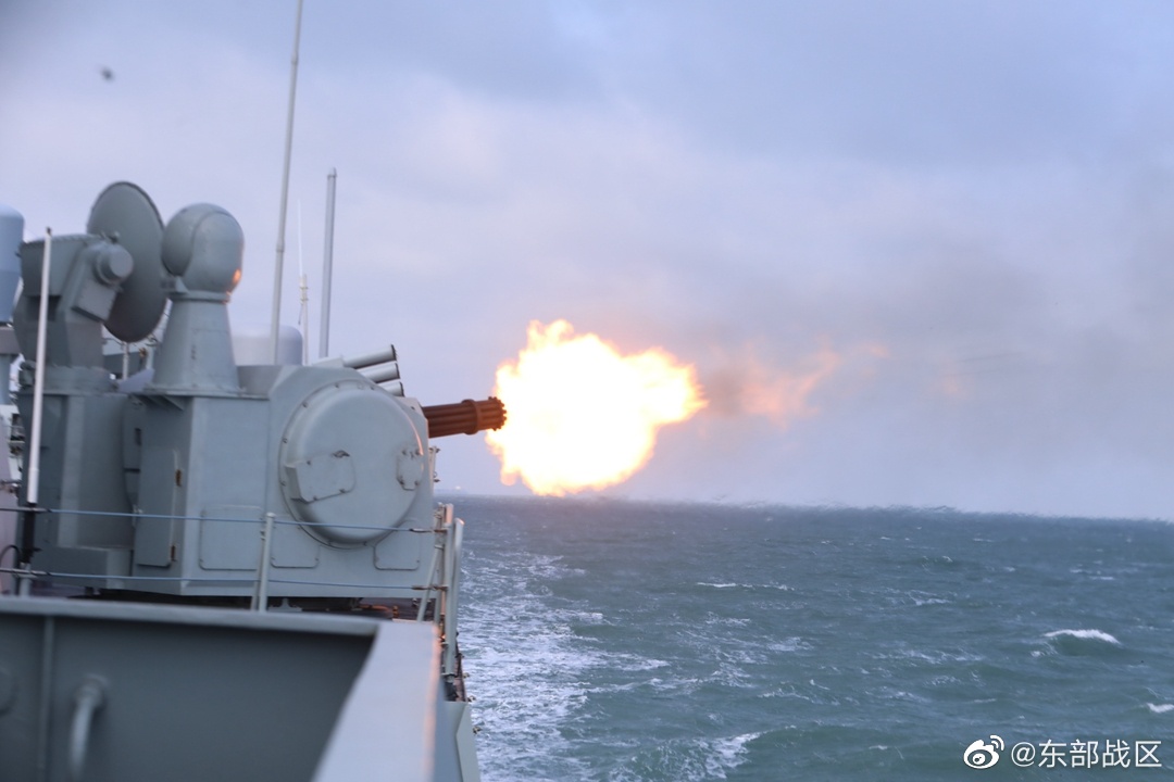 中国解放军东部战区舰艇编队演练抢滩登陆