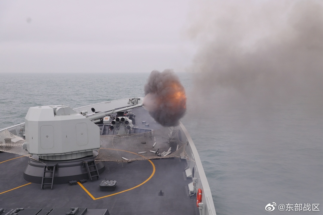 中国解放军东部战区舰艇编队演练抢滩登陆
