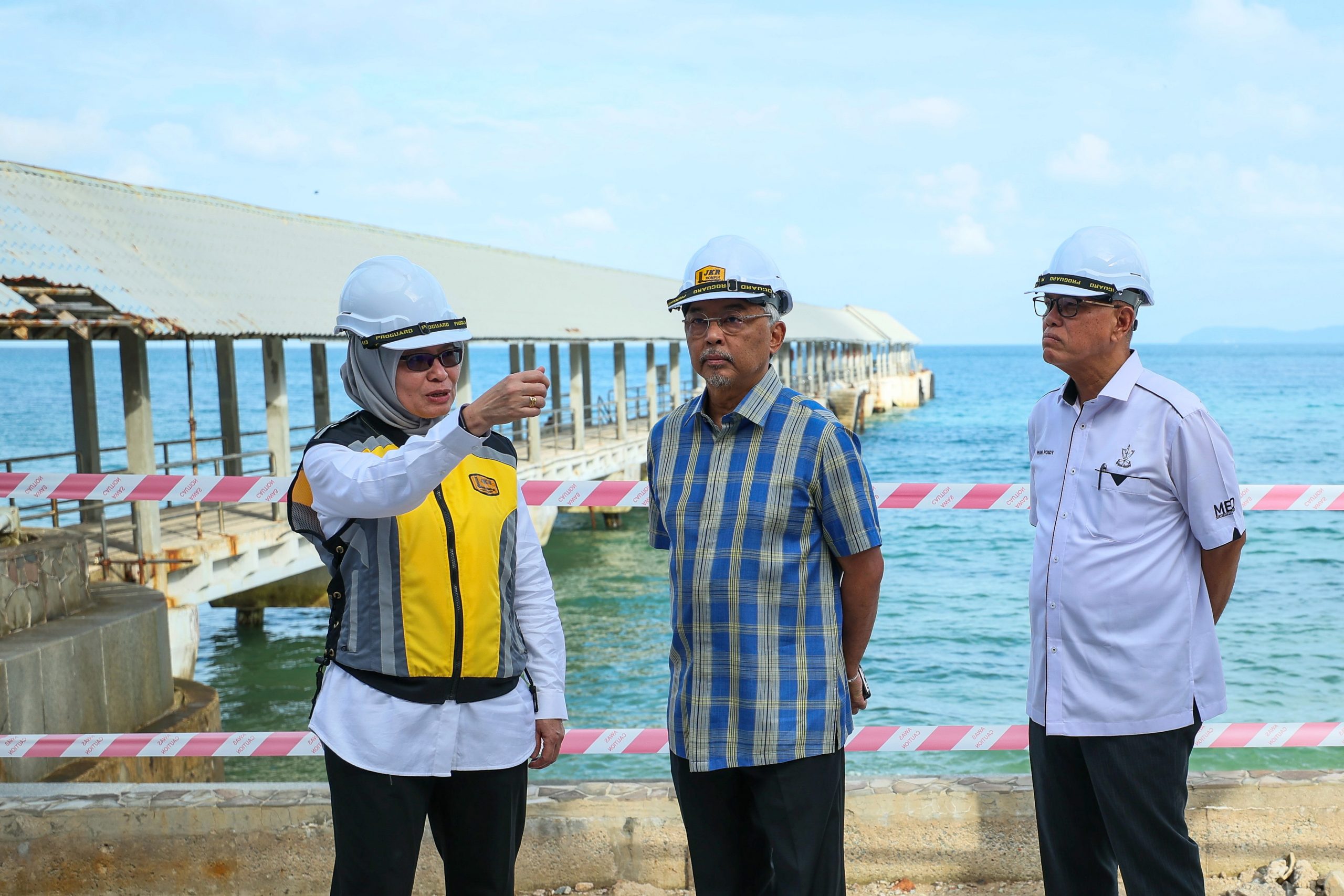 国家元首巡视刁曼岛甘榜特吉码头升级工程。