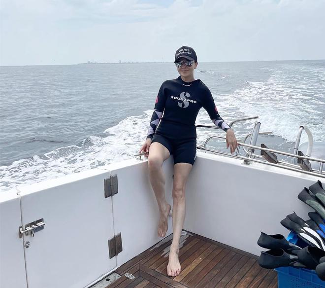 刘嘉玲到马尔代夫度假 包游艇出海潜水晒美腿