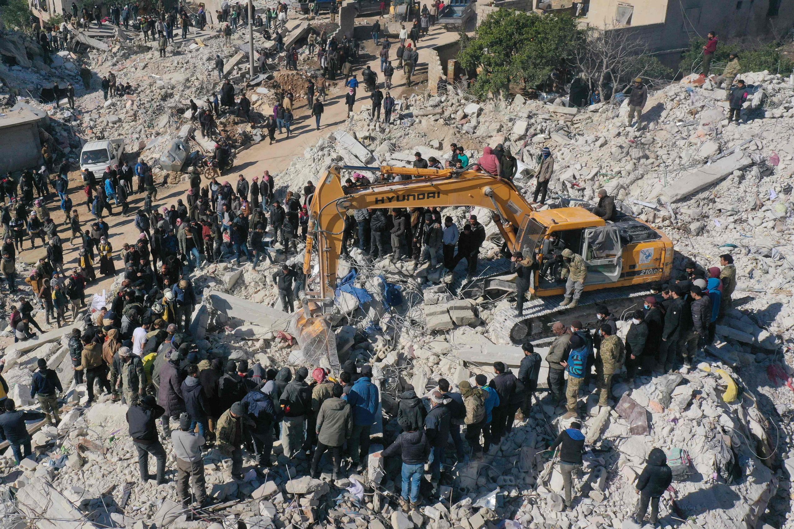 叙利亚男子掘地苦寻被埋瓦砾下的30名亲人  哭诉着集体的灭绝