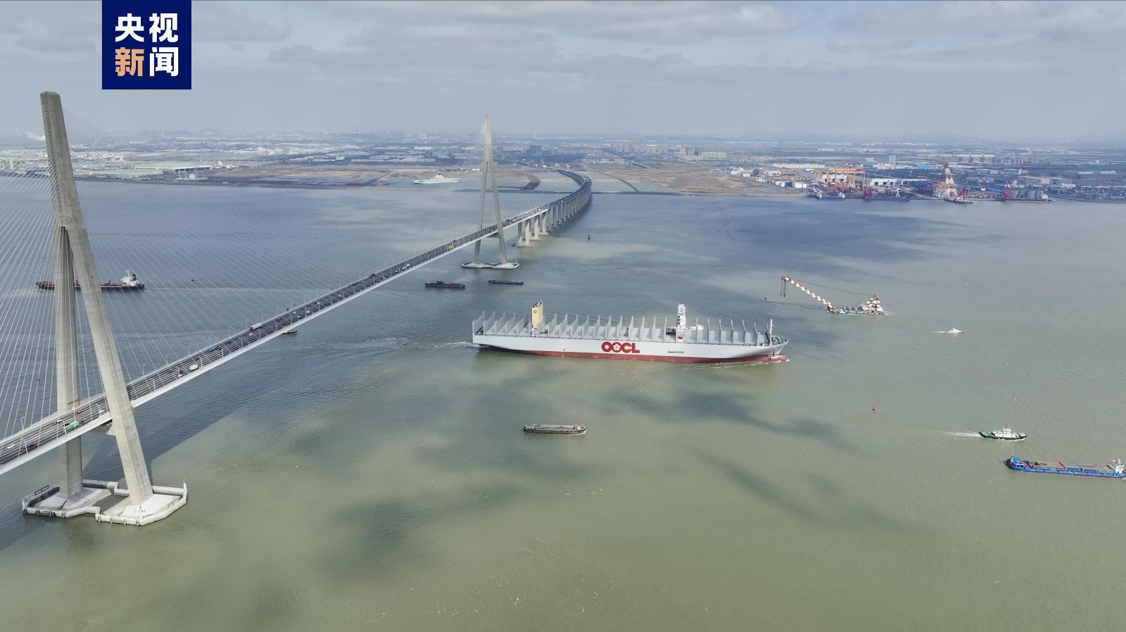 可装载2.4万标准集装箱 中国新一代高性能超大型集装箱船出江试航
