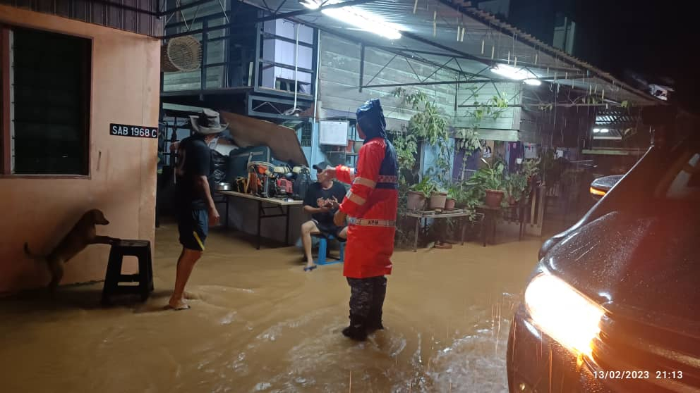 周一数小时豪雨 兵南邦多区泛滥成灾