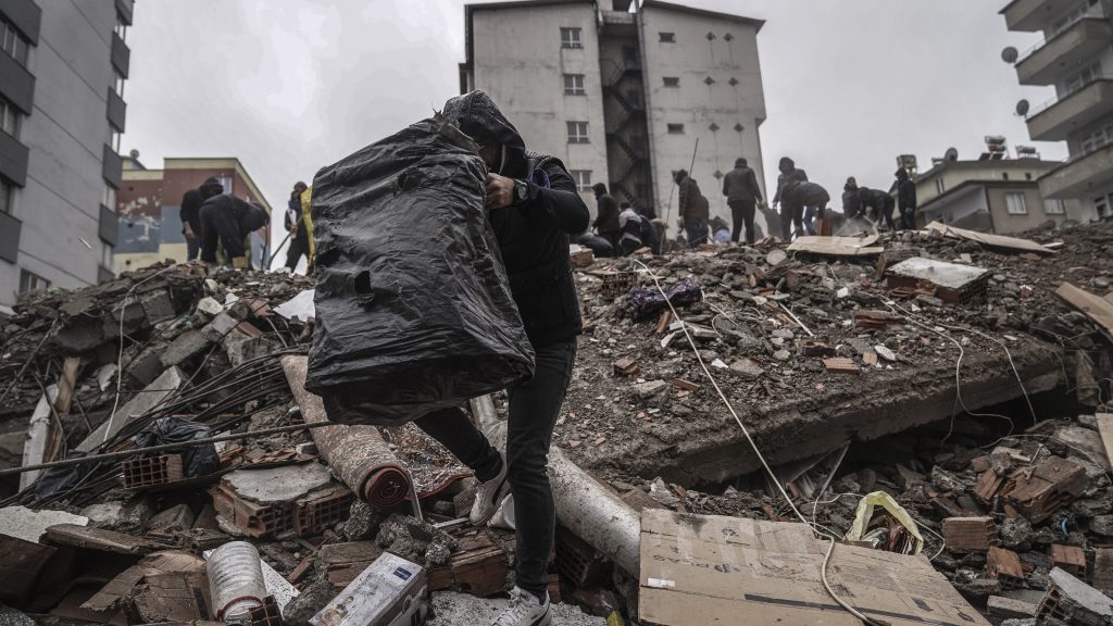 土媒：土耳其14名女排球员被埋废墟 中国女球员幸免于难报平安