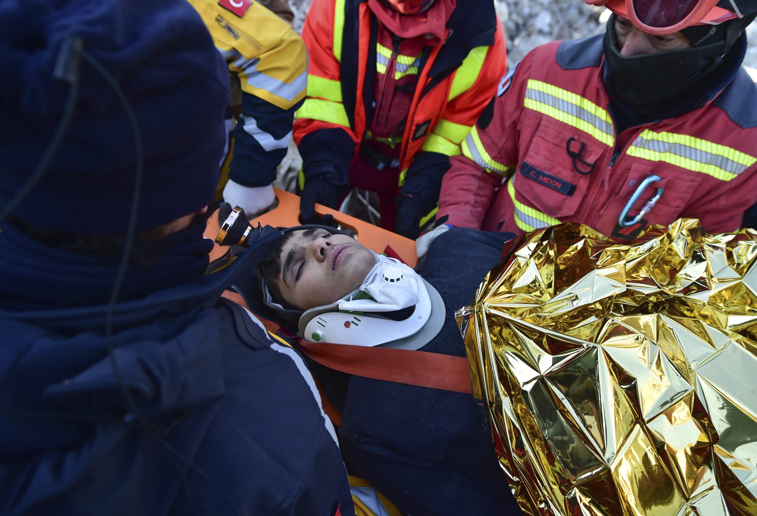 土耳其地震救援奇迹 3人受困198小时自瓦砾中获救