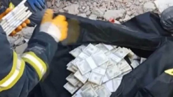 土耳其地震救援队 搬移遗体时发现200万美元现钞