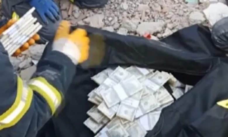 土耳其地震救援队搬移遗体时发现200万美元现钞