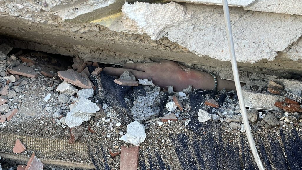 土耳其地震 | 露一截手臂在外 电竞女选手疑压废墟中