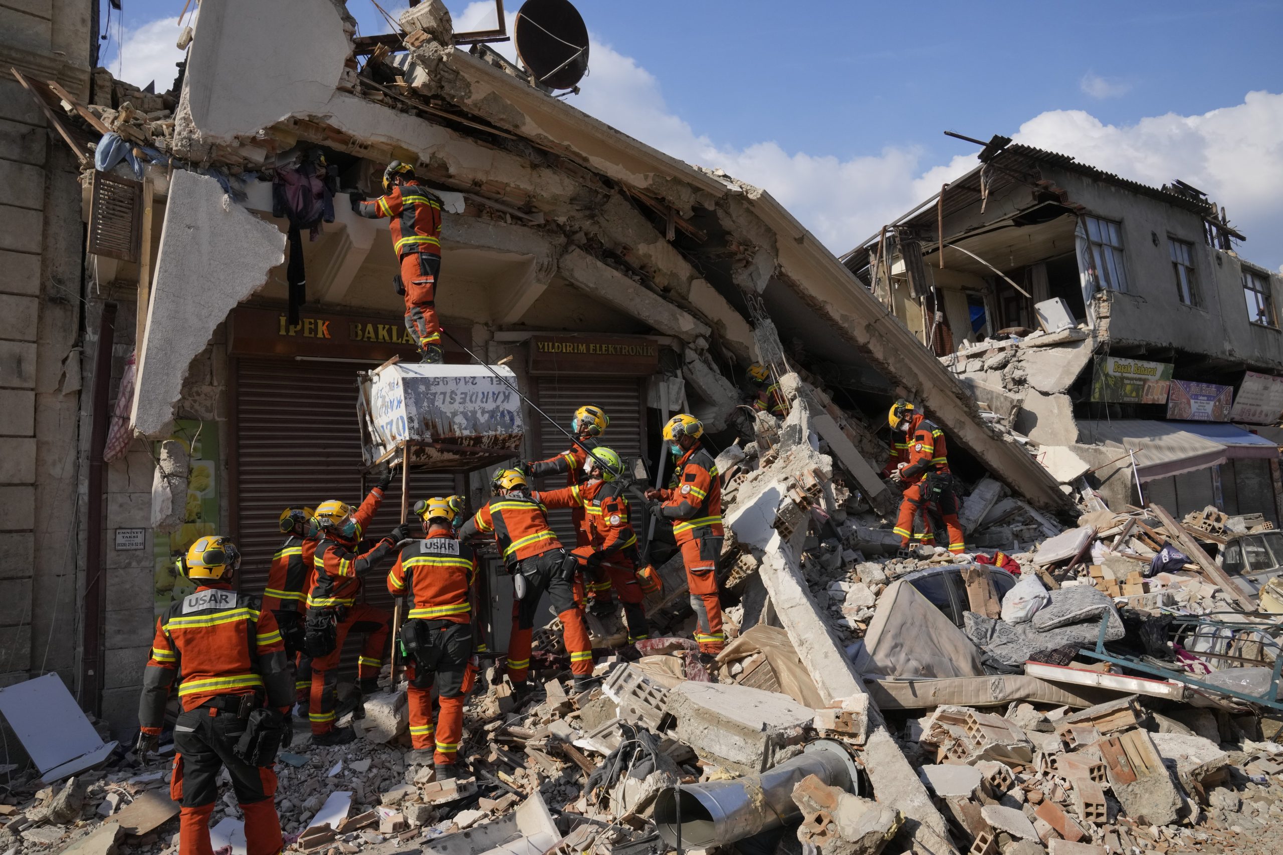 土耳其强震∕救援奇迹 一家五口被埋129小时生还