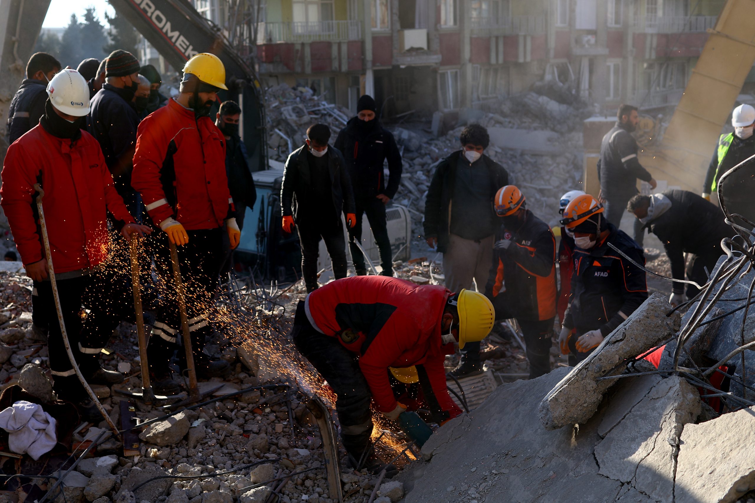 土耳其强震后160小时 以俄罗斯为首搜救队救出一男子