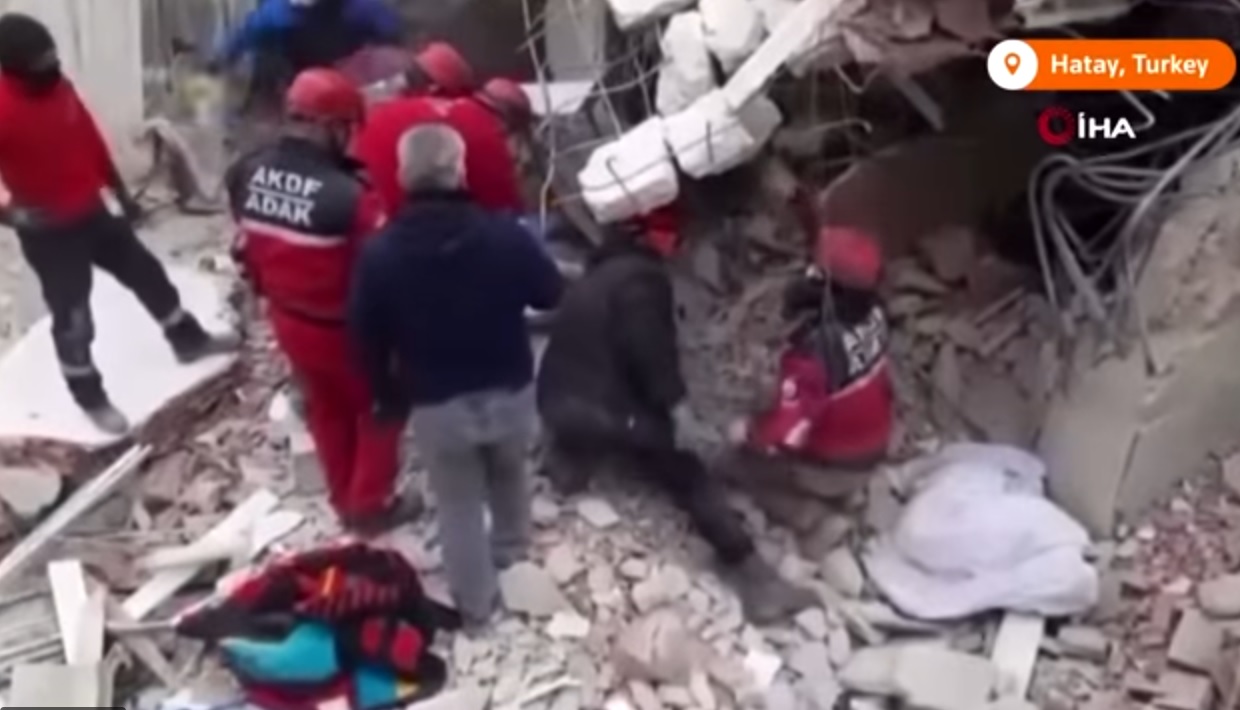 土耳其强震／视频／灾场二次坍塌 搜救队员惨遭活埋