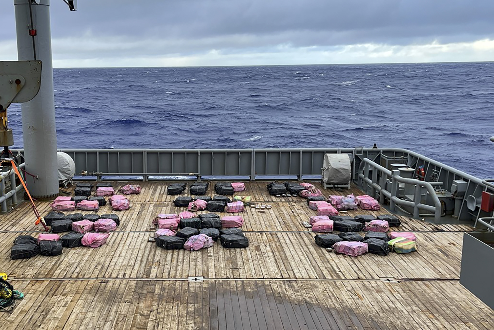 在太平洋海面漂浮 纽西兰警方发现3.5吨可卡因 