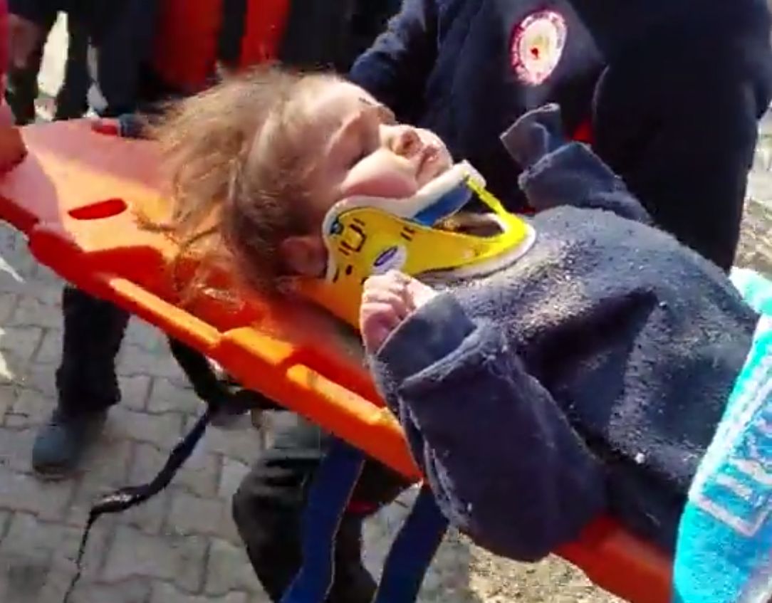 地震第7天再传好消息 3岁女童受困150小时