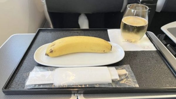 坐商务舱点素食餐  “只有一根香蕉！还用筷子吃！”